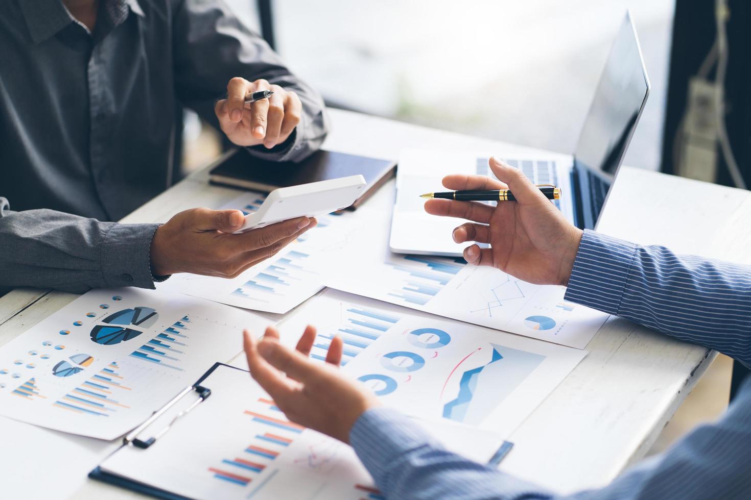 Professionnels en r&eacute;union d&rsquo;affaires